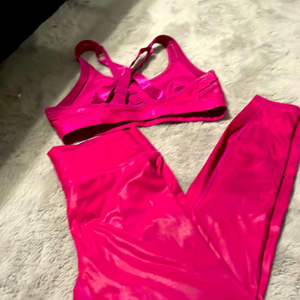 FABLETICS FUSHIA LEGGINGS AND SPORTS BRA SET